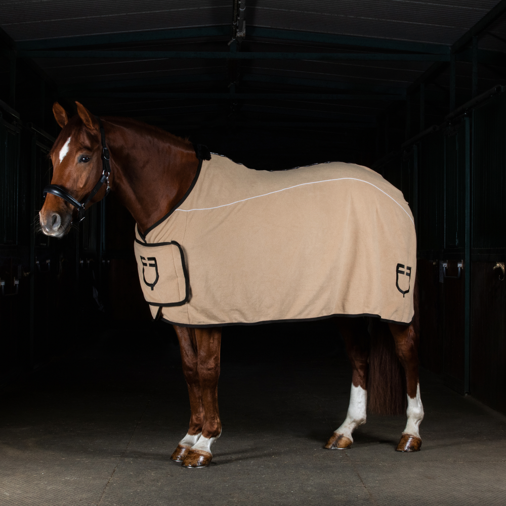 
                  
                    COPERTA "EQUESTRO" IN PILE CON CHIUSURA FRONTALE CON FLAP
                  
                