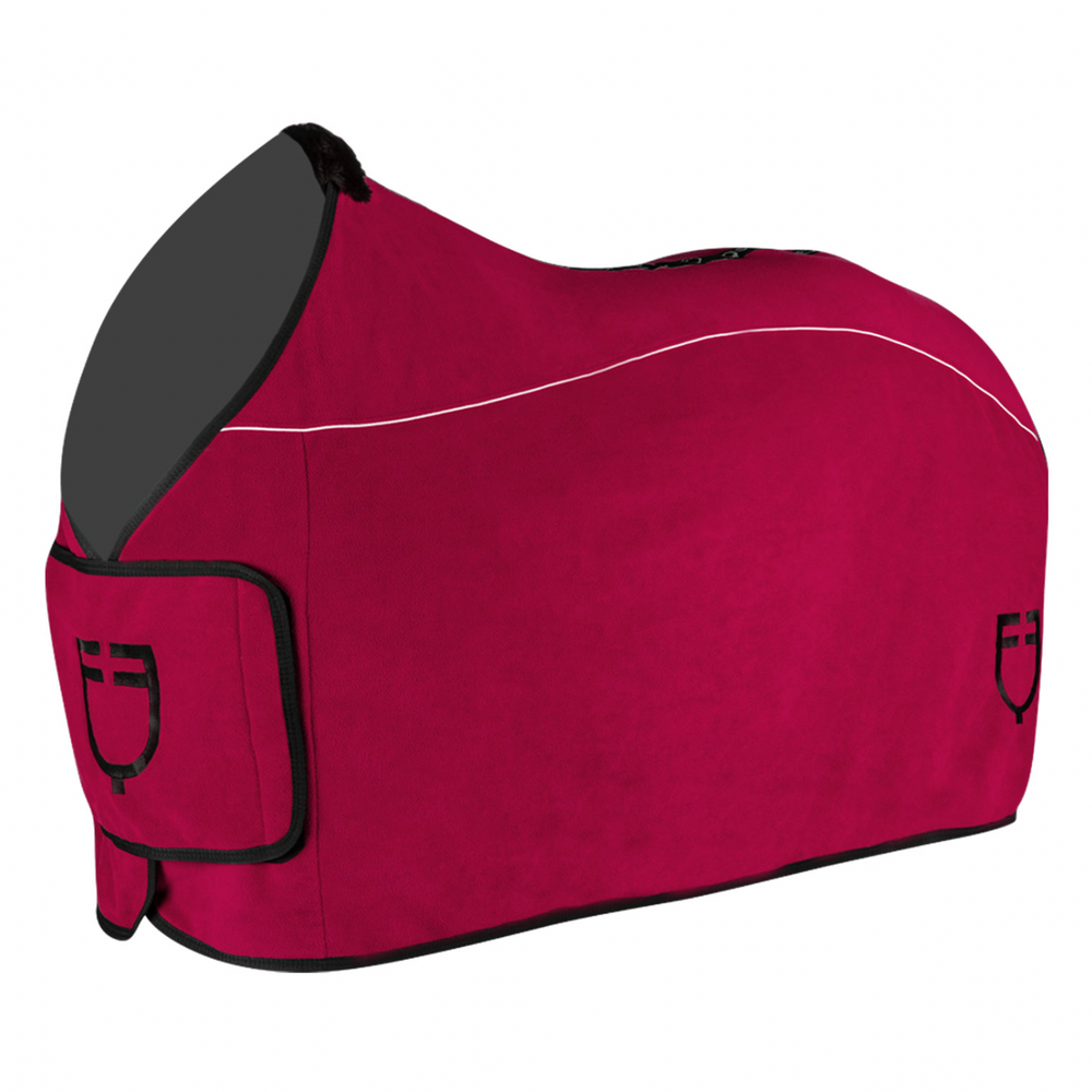 
                  
                    COPERTA "EQUESTRO" IN PILE CON CHIUSURA FRONTALE CON FLAP
                  
                