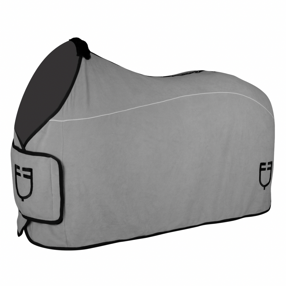 
                  
                    COPERTA "EQUESTRO" IN PILE CON CHIUSURA FRONTALE CON FLAP
                  
                