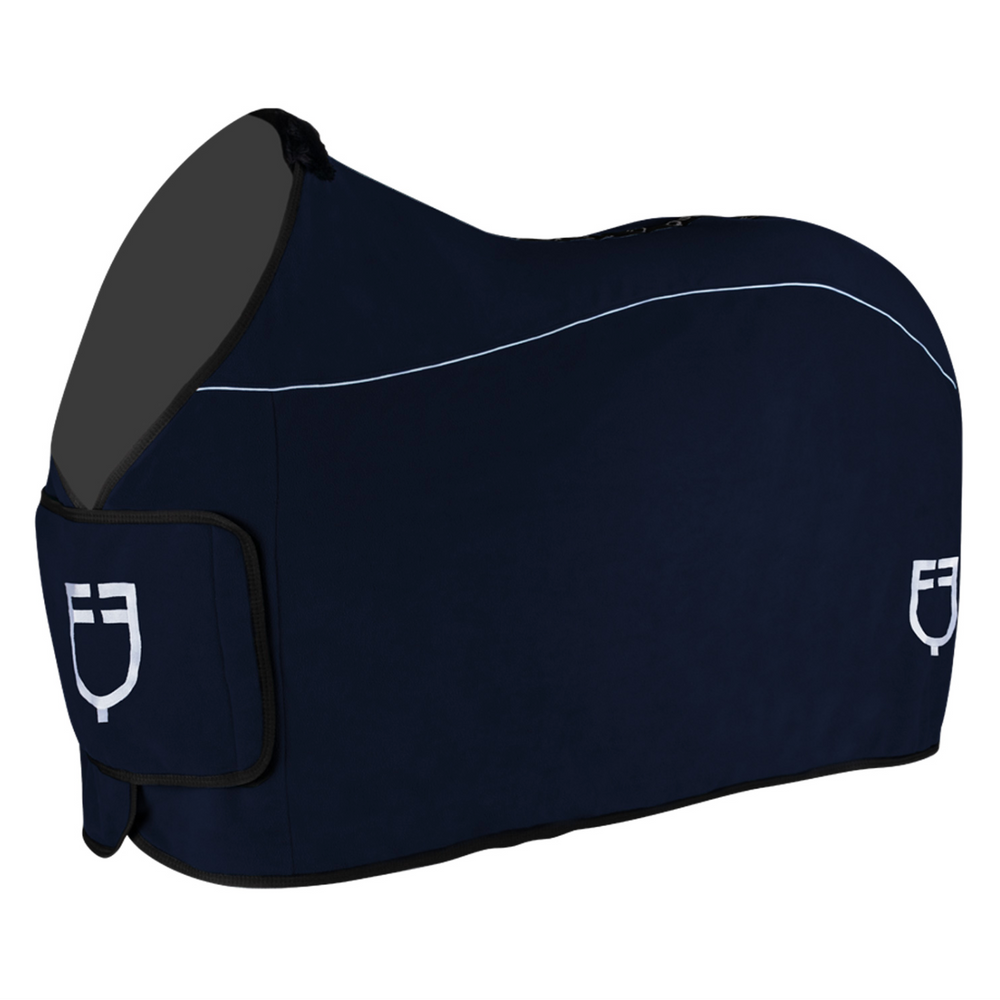 
                  
                    COPERTA "EQUESTRO" IN PILE CON CHIUSURA FRONTALE CON FLAP
                  
                