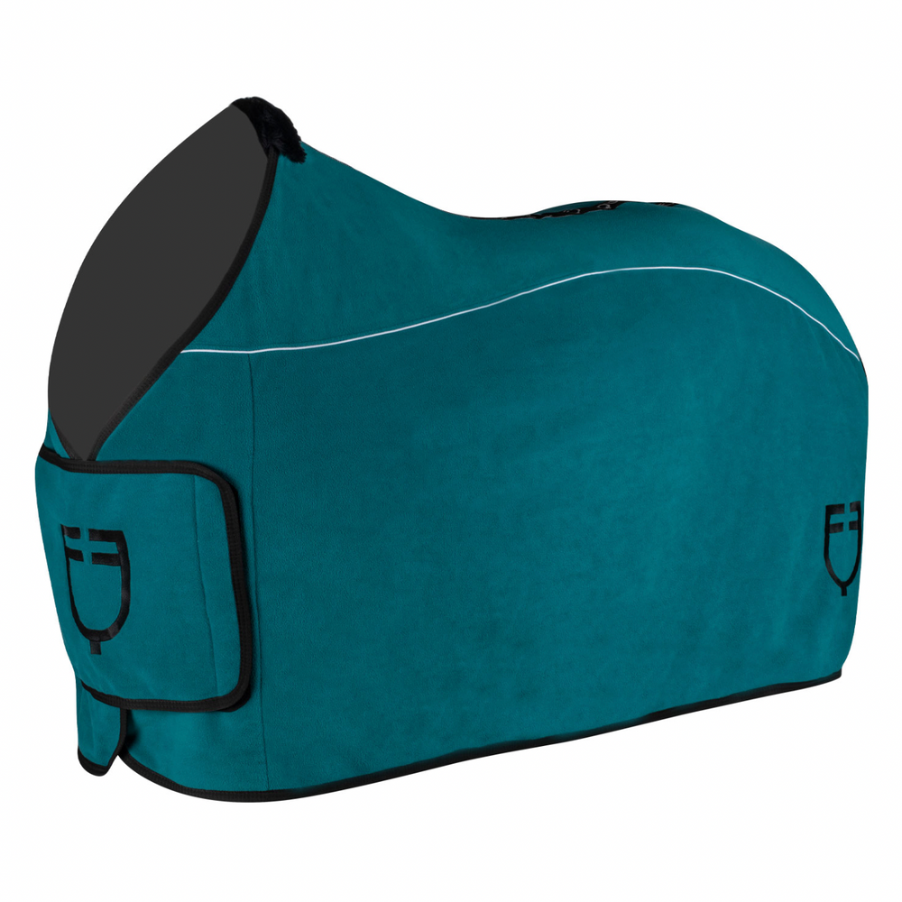 
                  
                    COPERTA "EQUESTRO" IN PILE CON CHIUSURA FRONTALE CON FLAP
                  
                
