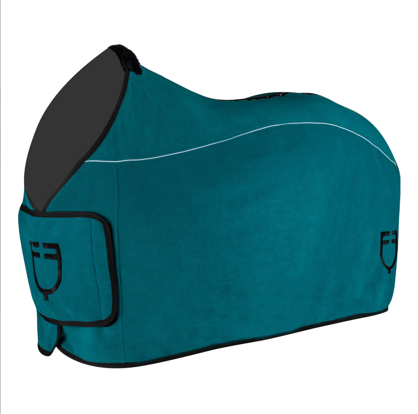 
                  
                    COPERTA "EQUESTRO" IN PILE CON CHIUSURA FRONTALE CON FLAP
                  
                